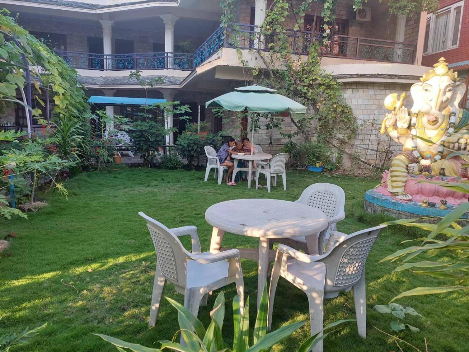 Blue Planet Lodge & Restaurant Pokhara Esterno foto